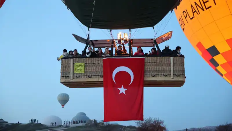 Kapadokya'da Balonlar 23 Nisan İçin Türk Bayraklarıyla Gökyüzünde Süzüldü