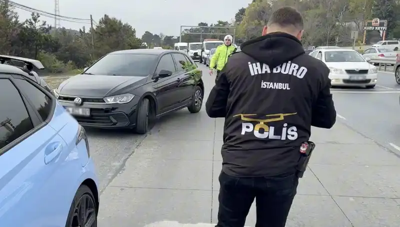 Emniyet Şeridini İhlal Eden Sürücü, Yolda Suçla Mesai Yaptı!
