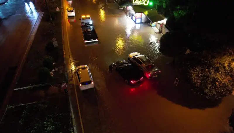 Adana'da Yağmur Rekoru: Cadde ve Yollar Sular Altında Kaldı!