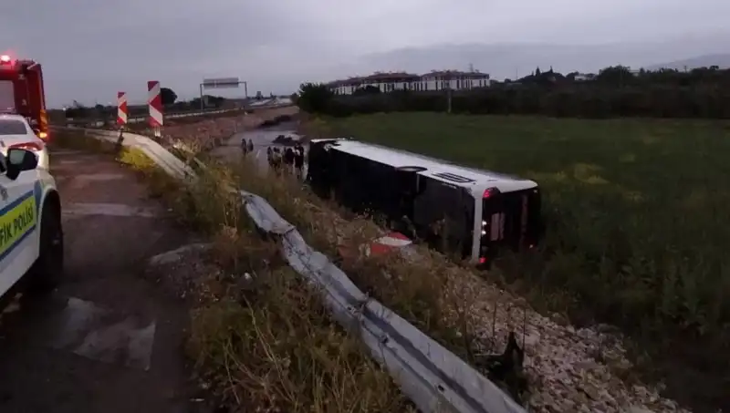 Manisa'da Yolcu Otobüsü Kazası: Sarsıcı Olayda Yaralılar Hastaneye Kaldırıldı
