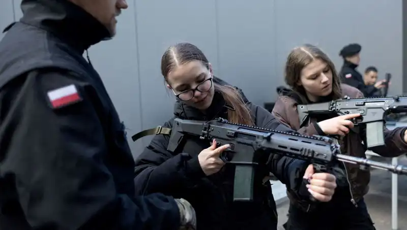 Polonya, Savaş Hazırlıkları Çerçevesinde Sivillere Askeri Eğitim Veriyor