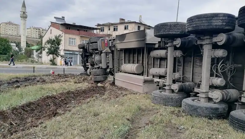 Erzurum'da Freni Boşalan TIR'ın Yolu Değiştiren Korkunç Kazası
