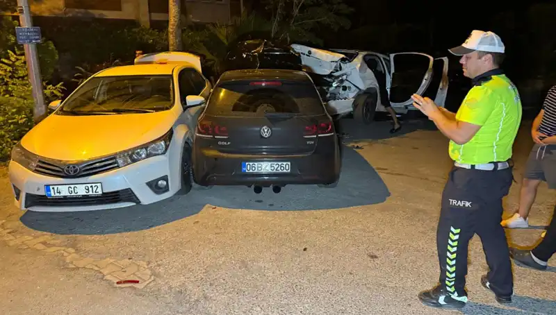 Alkollü Sürücü, Sokağı Darma Duman Etti: Üç Araca Çarptı