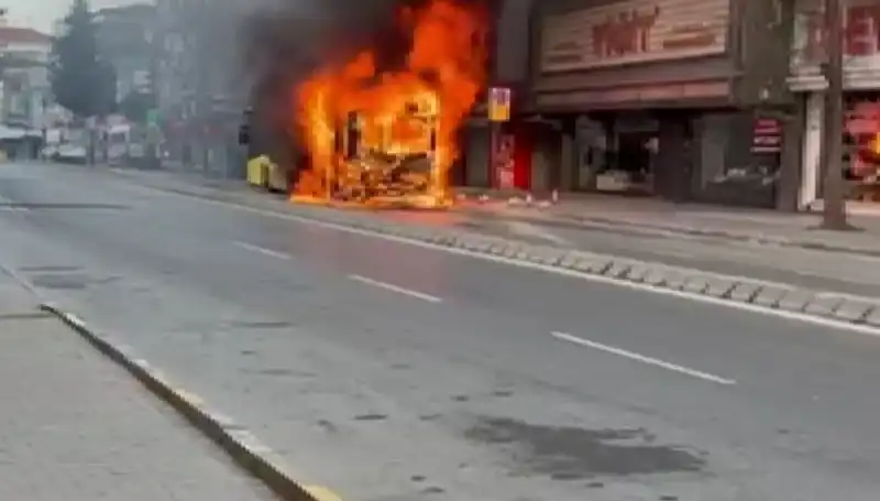 Ümraniye'de Korkunç Yangın: Bir Anda Alevler İçinde Kaldı!