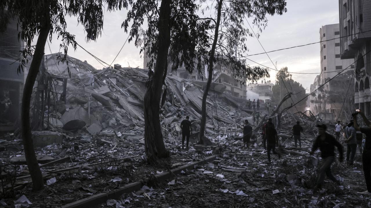 Katil İsrail Gazze'yi bombaladı, 8 ölü!