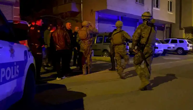Balkondan Tüfekle Ateş Açan Şahıs, Polisten Kaçarak Kendini Eve Kilitledi