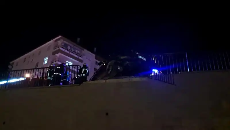 Kontrolden Çıkan Araç Bariyere Çarpıp Asılı Kaldı, O Anlar Kamerada