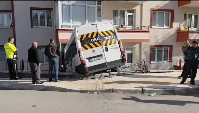 Okul Servisi Kontrolden Çıktı: Balkona Giriş Yapan Araçta İki Öğrenci Yaralandı