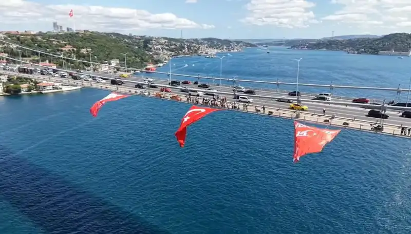 Dev Türk Bayrağıyla Dolu Köprü, İhtişamıyla Göz Dolduruyor!