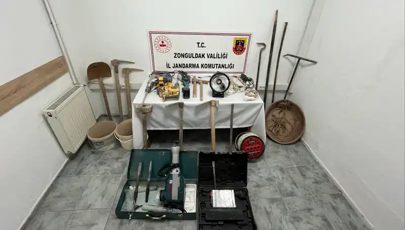 Çaycuma'da Kaçak Kazıda 5 Kişi Suçüstü Yakalandı!