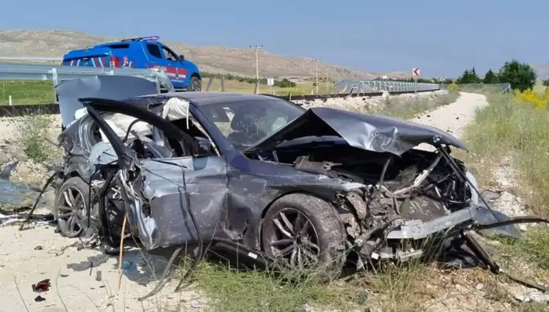 Sivas'ta İki Ayrı Trafik Kazası: Kurban, Yara Almış 9 Kişi
