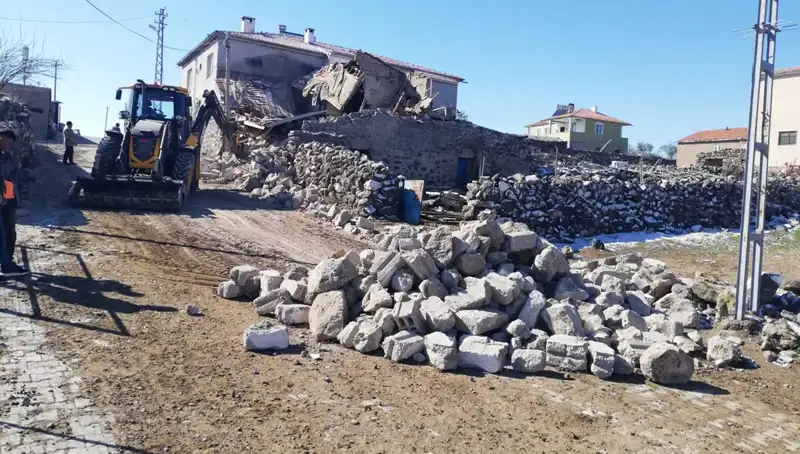 Kayseri'de Ahır Çöktü, 35 Küçükbaş Hayvan ve 2 Eşek Telef Oldu