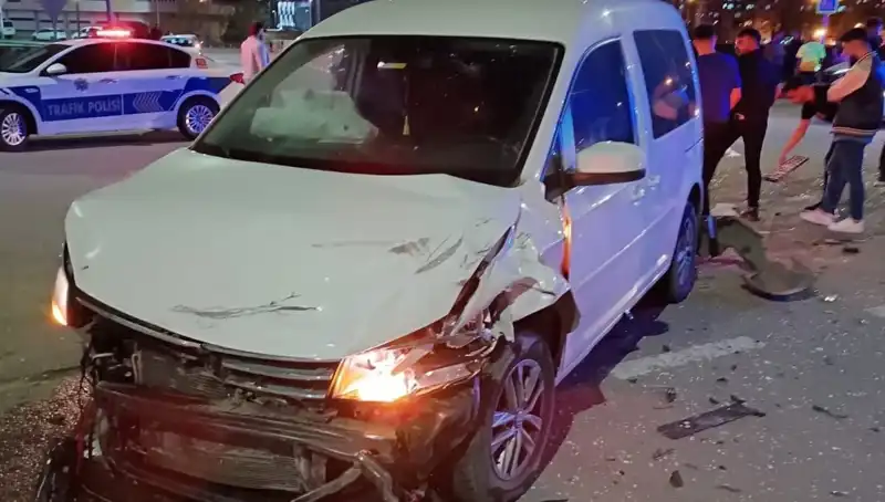 Batman'da Korkutucu Kaza: Otomobil ve Hafif Ticari Araç Çarpıştı, 7 Yaralı