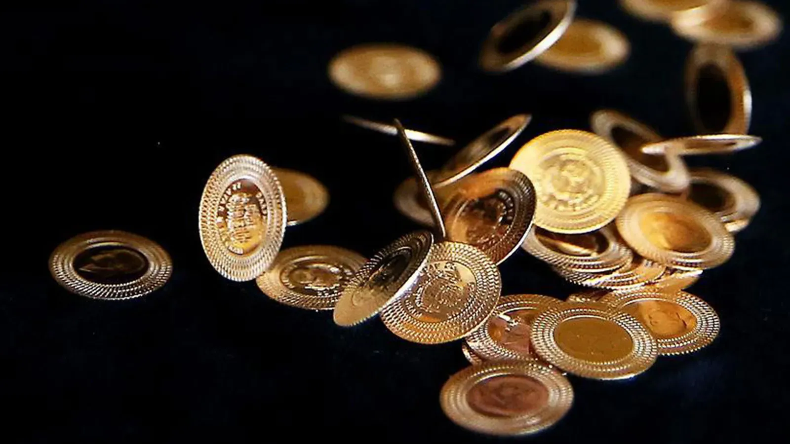 Altın Fiyatlarına Dolar Darbesi: Haftaya Düşüşle Başladı