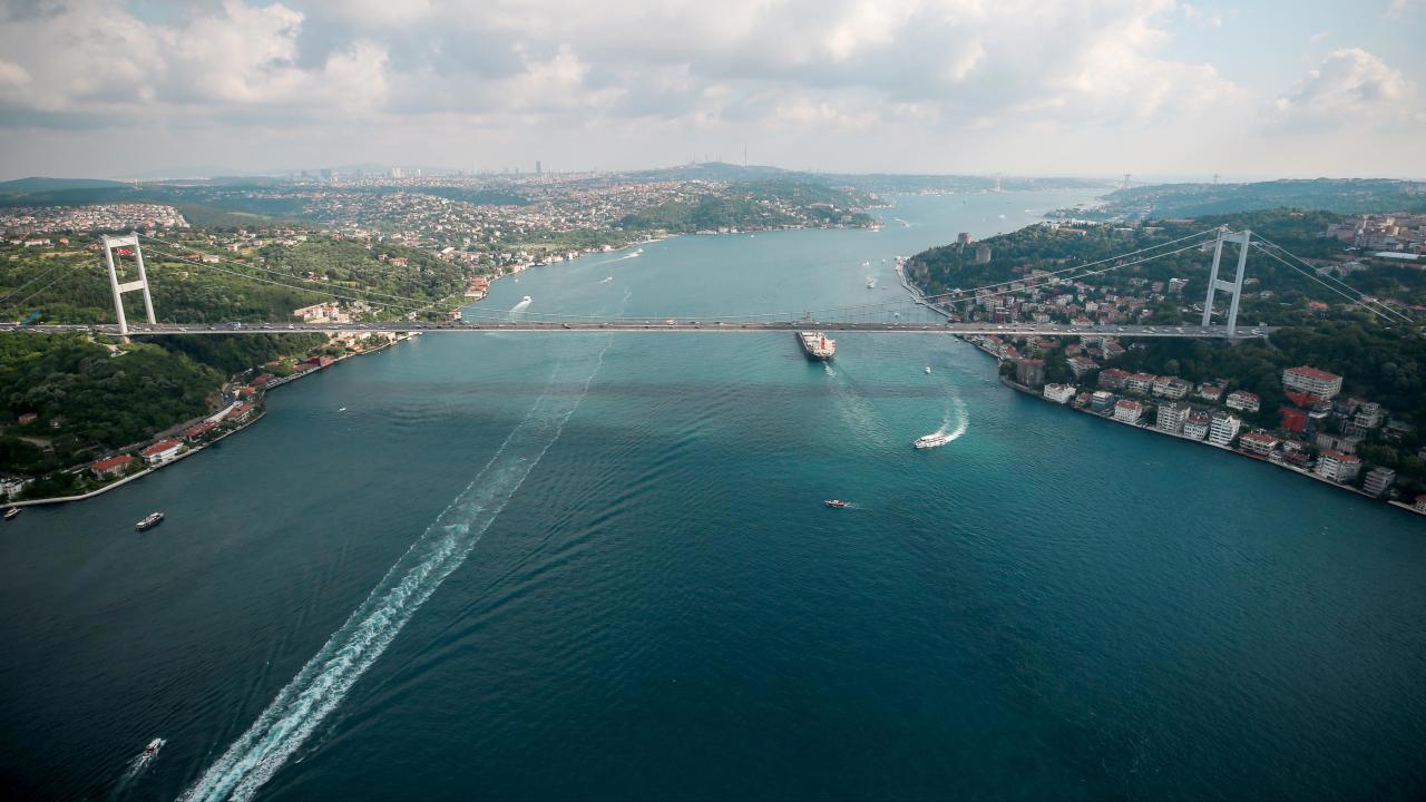 İstanbul Boğazı'nda Gemilerin Geçişi Başladı