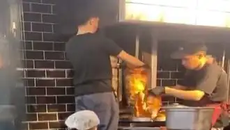 Pişmiş Tavuk Döner Üzerine Çiğ Et Koyularak Servis Yapıldı: Skandal İnceleme Başlatıldı