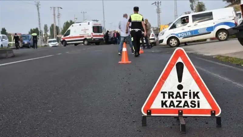 Antalya'da Otomobil Kanalda Devrildi: Yaralılar Hastaneye Kaldırıldı!