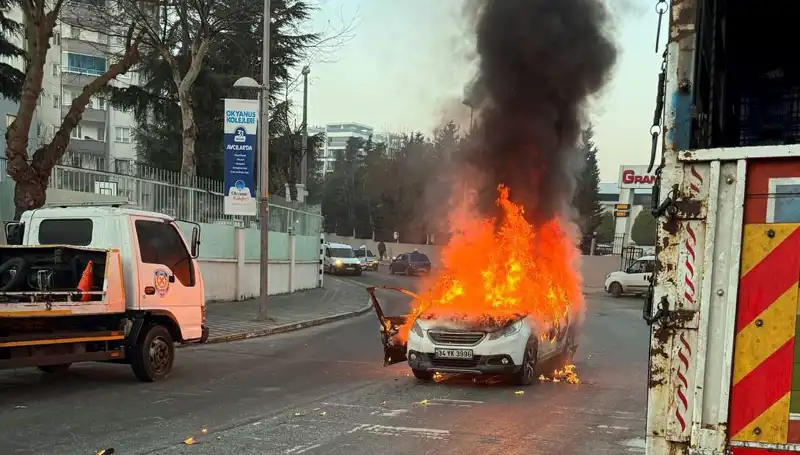 Üsküdar'da Korkunç Kaza: Araç Alev Topuna Dönüştü, Diğer Araçları Vurdu!