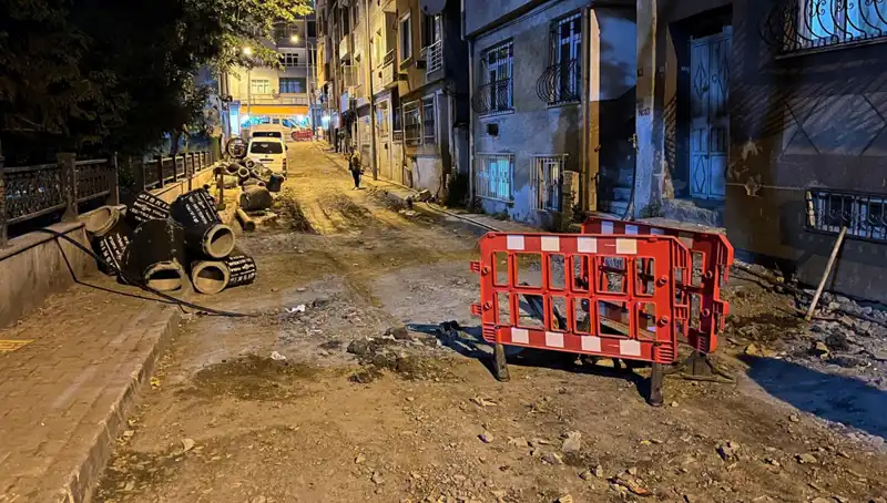 Bayrampaşa'da Altyapı Çalışmaları Sırasında Rögar Kapağı Patladı!