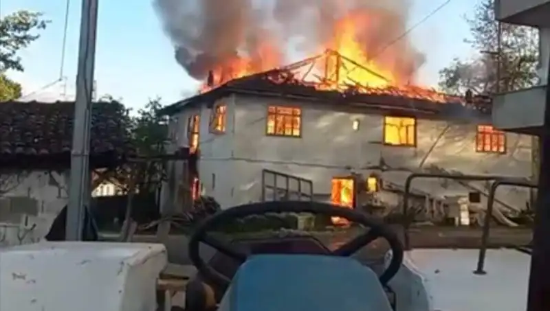 İki Katlı Evin Alev Alev Yanması: Olayın Perde Arkası!