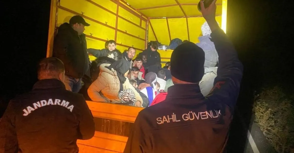 İzmir'de Kamyonet Kasa İçinden 40 Kaçak Göçmen Çıktı, 1 Organizator Yakalandı