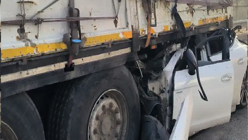 TIR’a Arkadan Saplanan Araç Kaza Sonrası Büyük Şok Yaşattı