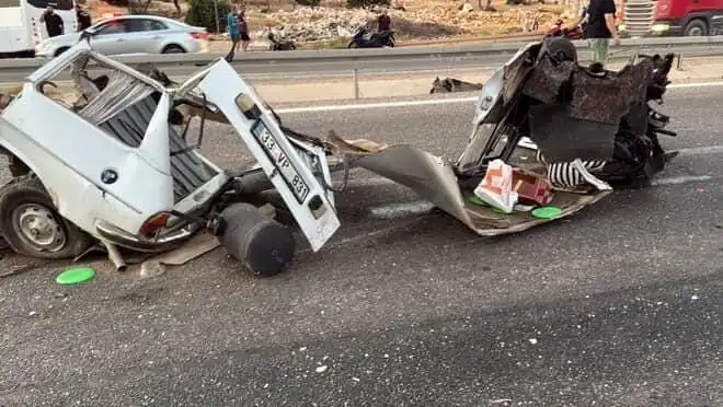 Bariyere Çarpan Araçta Faciadan Kıl Payı Kurtuluş: 1 Ölü, 1 Yaralı