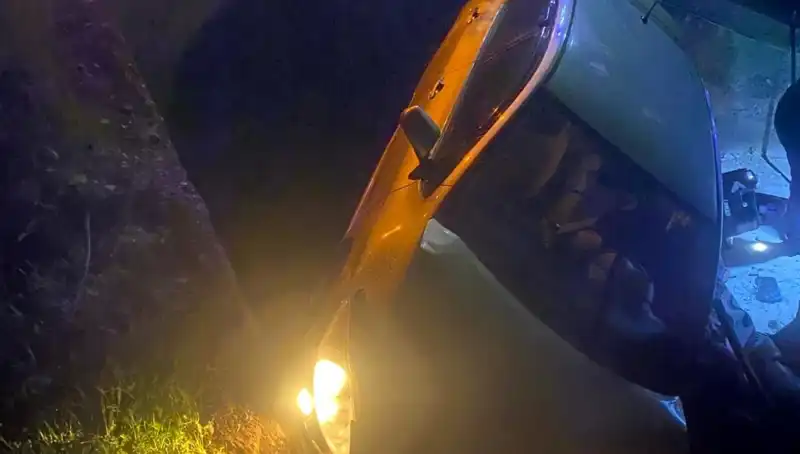 Adana’da Şok Kaza! Otomobil Şarampole Devrildi, İki Yaralı