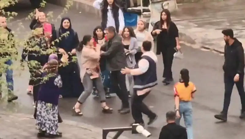 Adliye Önünde Tekmeli Yumruklu Kavga: Sokağa Taşan Adalet Mücadelesi