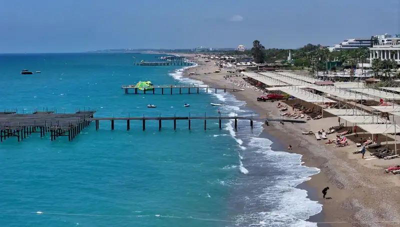 Antalya Sahillerinde Güneşli Hava Ahengi: Yaz Bitmeden Keyfini Çıkarın!