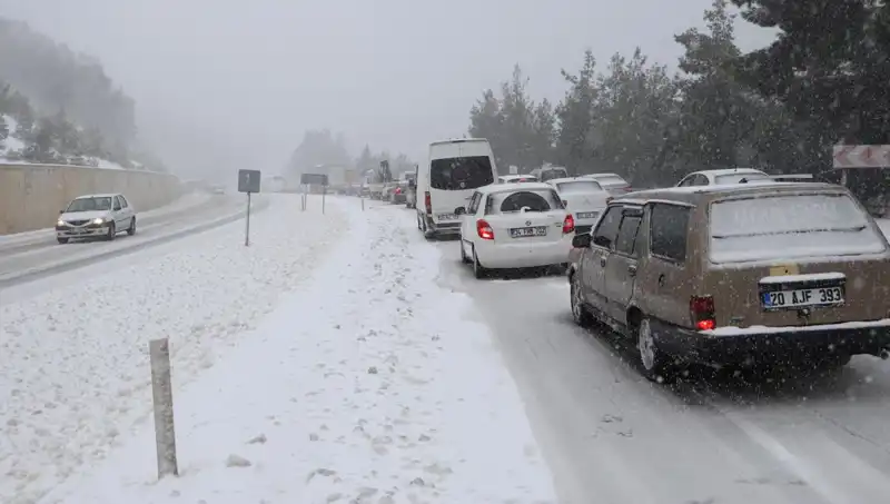 Kar Bastırdı: Denizli-Antalya Kara Yolunda Felç Olmuş Trafik Yaşandı!