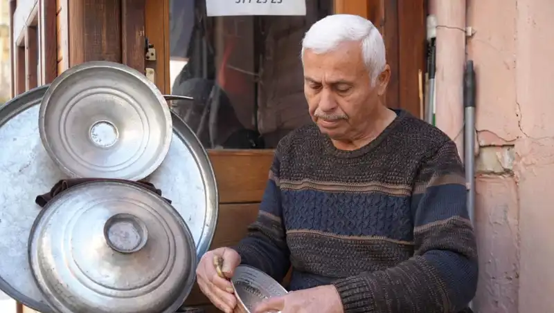 Zamanın Pençesinde Kaybolan Meslekler: Mum Işığındaki Hatıralar