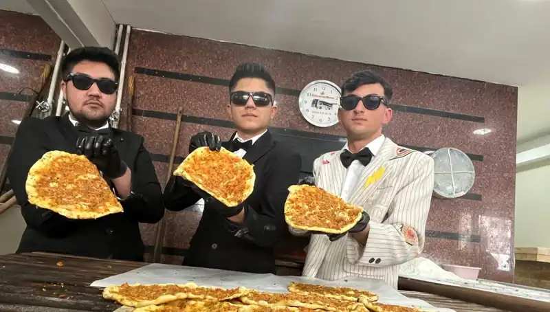 Takım Elbiseli Fırıncılar: Şıklıklarıyla Fırınların Vazgeçilmezi Oldu