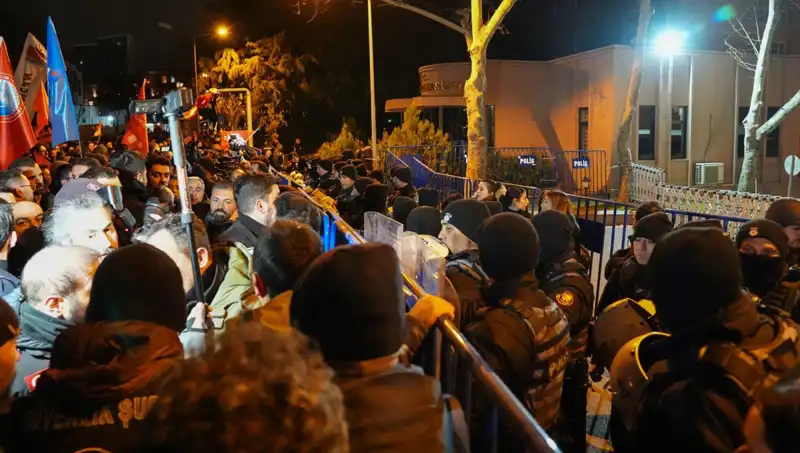 Ekrem İmamoğlu Protestolarında Büyük Gerilim: 53 Gözaltı ve 16 Yaralı Polis