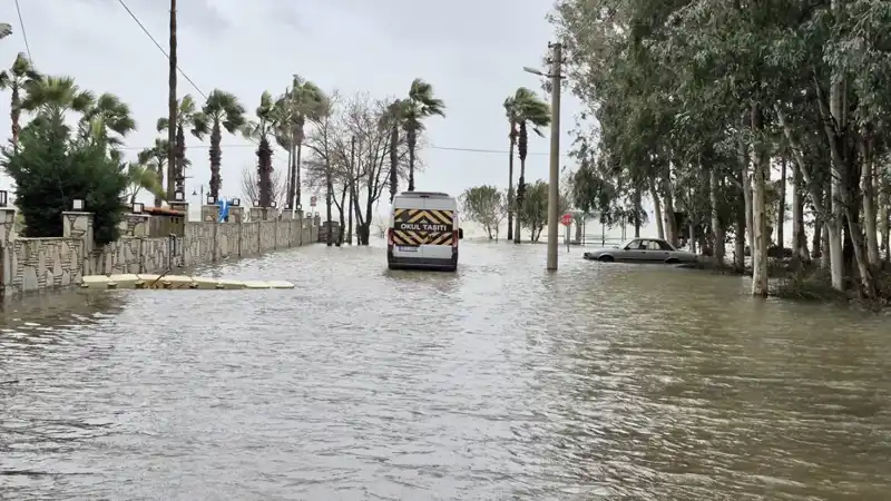 Göl Taşınca İlçe Sular Altında Kaldı, Araçlar Kayboldu!