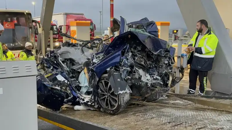 Silivri'de Feci Kaza: Otomobil Gişe ile Otobüs Arasında Sıkıştı, Can Kayıpları Yaşandı!