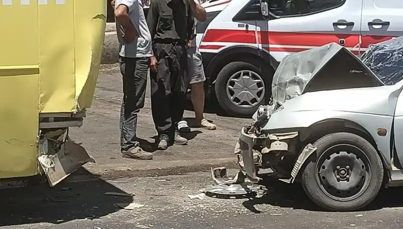 ** Halk Otobüsü ile Otomobil Çarpıştı: Kaza Anı Kameralarda!**