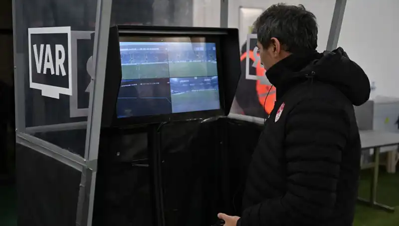Beşiktaş-Gaziantep FK Karşılaşmasında Alman VAR Hakemi Tartışma Yarattı