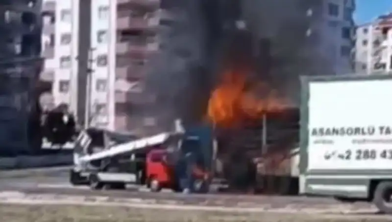 Alev Alev Yanan TIR, Patlama Sonrası Küle Dönüştü