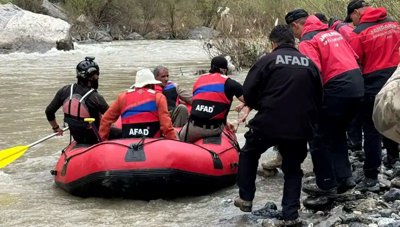 Zap Suyu'nda Mahsur Kalan Dört Kişiye Kurtarma Operasyonu Başarıyla Tamamlandı