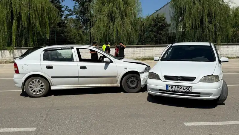 Otomobiller Kafa Kafaya Çarpıştı! İki Kişi Yaralandı