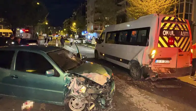 Otomobil Servis Minibüsüne Çarptı: 6 Yaralı, Kaza Anı Kamerada