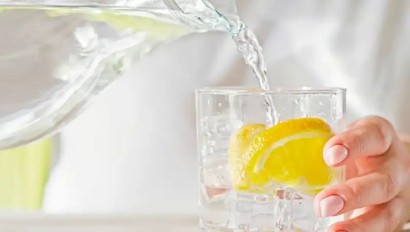 Limonlu Su İçmenin Bilinmeyen Yüzleri: Sağlığınıza Faydaları Neler?