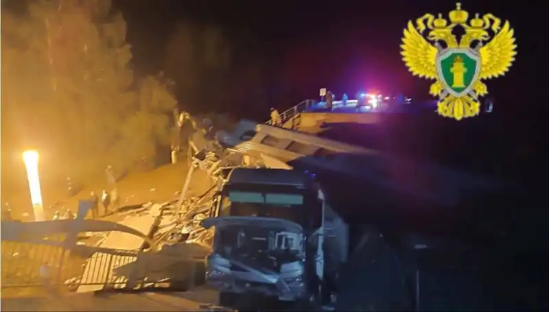 Rusya'da İki Köprünün Çökmesiyle Yüzleşen Felaket: Yedi Kişi Hayatını Kaybetti