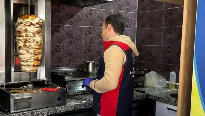 Tavuk Döner Alarmı: İşletmelere Baskınlar Sürüyor, Tüketiciler Endişeli!