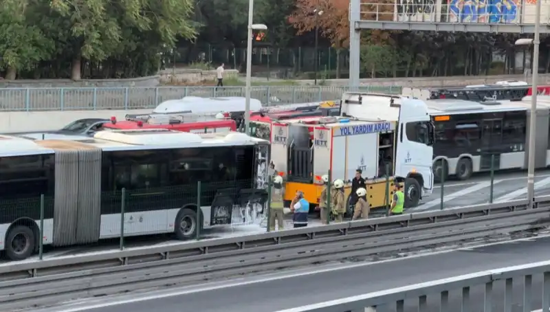 İstanbul'da Metrobüs Yangını: Trafikte Kaos ve Panik Anları!