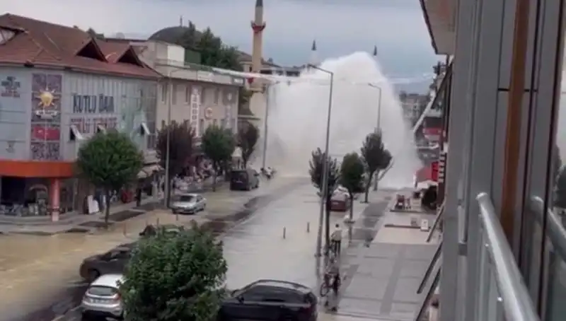 İçme Suyu Hattı Patladı: Şehirde 10 Metre Yüksekliğinde Su Fışkırdı!