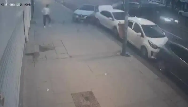 İstanbul'da Direksiyon Hakimiyetini Kaybeden Araç, Park Halindeki Araçlara Çarptı