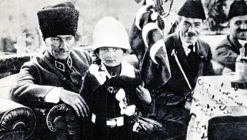 Unutulmaz Bir Fotoğrafın Hikayesi: O Şapkanın Altında Bayram Doğdu
