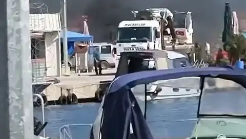 Tuzla'daki Balıkçı Barınağında Lastik Yangını Korkuttu